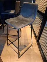 Bartafel met 4 krukken – foto 5 – kavel bij Onlineveilingmeester, Hoogeveen