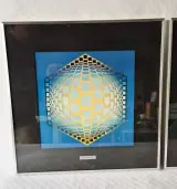 Set van 2 ingelijste Vasarely prints – foto 3 – kavel bij De Kringwinkel, Lochristi