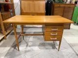Vintage houten jaren 60 bureau met laden – kavel bij De Kringwinkel, Heusden