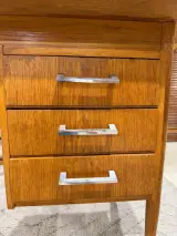 Vintage houten jaren 60 bureau met laden – foto 2 – kavel bij De Kringwinkel, Heusden