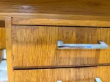 Vintage houten jaren 60 bureau met laden – foto 3 – kavel bij De Kringwinkel, Heusden