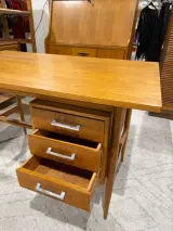 Vintage houten jaren 60 bureau met laden – foto 4 – kavel bij De Kringwinkel, Heusden