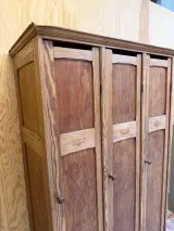 Vintage houten lockerkast uit Sint-Niklaasinstituut Anderlecht – kavel bij De Kringwinkel, Heusden