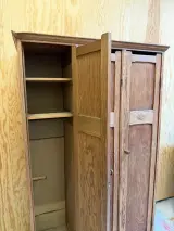 Vintage houten lockerkast uit Sint-Niklaasinstituut Anderlecht – foto 4 – kavel bij De Kringwinkel, Heusden