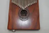 Muspor Kalimba – foto 3 – kavel bij De Kringwinkel, Brecht