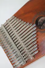 Muspor Kalimba – foto 4 – kavel bij De Kringwinkel, Brecht