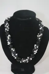 Sierlijke ketting met zwarte en witte kralen – foto 2 – kavel bij De Kringwinkel, Brecht
