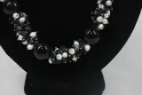 Sierlijke ketting met zwarte en witte kralen – foto 3 – kavel bij De Kringwinkel, Brecht