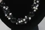 Sierlijke ketting met zwarte en witte kralen – foto 4 – kavel bij De Kringwinkel, Brecht