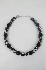 Sierlijke ketting met zwarte en witte kralen – foto 5 – kavel bij De Kringwinkel, Brecht