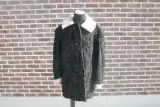 Vintage astrakan bontjas – kavel bij De Kringwinkel, Brecht