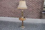 Antieke lamp met marmeren tafeltje en klassieke figuren – kavel bij De Kringwinkel, Brecht