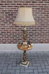 Antieke lamp met marmeren tafeltje en klassieke figuren – foto 2 – kavel bij De Kringwinkel, Brecht