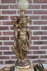 Antieke lamp met marmeren tafeltje en klassieke figuren – foto 3 – kavel bij De Kringwinkel, Brecht