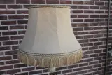 Antieke lamp met marmeren tafeltje en klassieke figuren – foto 4 – kavel bij De Kringwinkel, Brecht