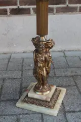 Antieke lamp met marmeren tafeltje en klassieke figuren – foto 6 – kavel bij De Kringwinkel, Brecht