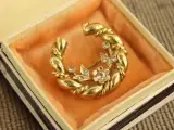 18 karaat gouden florale kransbroche – kavel bij De Kringwinkel, Antwerpen