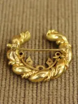 18 karaat gouden florale kransbroche – foto 5 – kavel bij De Kringwinkel, Antwerpen