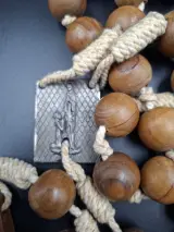 Grote houten rozenkrans met kruis en metalen medaille – foto 2 – kavel bij De Kringwinkel, Gent