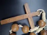 Grote houten rozenkrans met kruis en metalen medaille – foto 3 – kavel bij De Kringwinkel, Gent