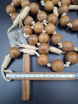 Grote houten rozenkrans met kruis en metalen medaille – foto 4 – kavel bij De Kringwinkel, Gent