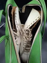 Groene 70ies sporttas met kunstschaatsen – foto 2 – kavel bij De Kringwinkel, Gent