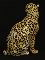 Exotisch luipaardbeeld in naturalistische majolicastijl – foto 7 – kavel bij De Kringwinkel, Antwerpen
