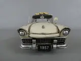 Decoratief metalen modelauto met surfplanken uit 1957 – foto 2 – kavel bij De Kringwinkel, Diest