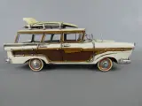 Decoratief metalen modelauto met surfplanken uit 1957 – foto 3 – kavel bij De Kringwinkel, Diest