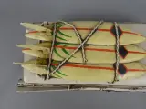 Decoratief metalen modelauto met surfplanken uit 1957 – foto 5 – kavel bij De Kringwinkel, Diest