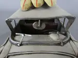 Decoratief metalen modelauto met surfplanken uit 1957 – foto 6 – kavel bij De Kringwinkel, Diest