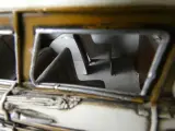Decoratief metalen modelauto met surfplanken uit 1957 – foto 9 – kavel bij De Kringwinkel, Diest