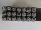 Set metalen stempels met letters en cijfers – foto 5 – kavel bij De Kringwinkel, Diest
