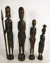 Lot van 7 handgesneden Afrikaanse houten beelden – foto 2 – kavel bij De Kringwinkel, Turnhout
