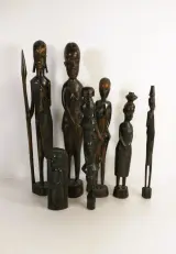 Lot van 7 handgesneden Afrikaanse houten beelden – foto 12 – kavel bij De Kringwinkel, Turnhout