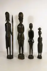 Lot van 7 handgesneden Afrikaanse houten beelden – foto 4 – kavel bij De Kringwinkel, Turnhout