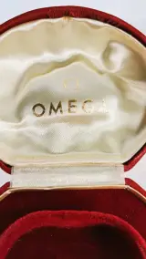 Vintage Omega horlogedoos in rood met gouden logo – foto 5 – kavel bij De Kringwinkel, Turnhout
