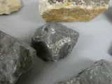 Verzameling mineralen en gesteenten – foto 9 – kavel bij De Kringwinkel, Diest