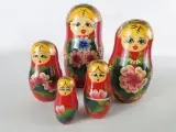 Verzameling Russische matroesjka- en baboesjkapoppen – handbeschilderd, diverse uitvoeringen – foto 3 – kavel bij De Kringwinkel, Heverlee
