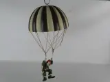 Vintage hangende parachuteclown – foto 8 – kavel bij De Kringwinkel, Heverlee