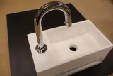2x Fontein met kraan Wiesbaden + GROHE, Julia, wit – foto 4 – kavel bij Onlineveilingmeester, Drunen