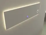 Spiegel Vonato Lorenta LED verlichting in 3 kleuren; geel, blauw en wit – foto 2 – kavel bij Onlineveilingmeester