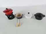 Le Creuset mini cocotte fondue set met 3 mini stoofpannetjes – foto 2 – kavel bij De Kringwinkel, Heverlee