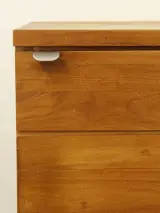 Massief teakhouten kast - strak, tijdloos design - 3 laden + kastgedeelte met vakken – foto 3 – kavel bij De Kringwinkel, Antwerpen