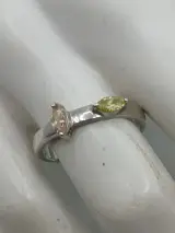 Zilveren ring met groene en roze steen – kavel bij De Kringwinkel, Diest