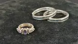 Set zilveren oorbellen met blauwe steentjes en ring met paarse steentjes – kavel bij De Kringwinkel, Turnhout