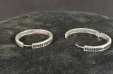 Set zilveren oorbellen met blauwe steentjes en ring met paarse steentjes – foto 3 – kavel bij De Kringwinkel, Turnhout