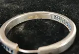 Set zilveren oorbellen met blauwe steentjes en ring met paarse steentjes – foto 5 – kavel bij De Kringwinkel, Turnhout