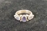 Set zilveren oorbellen met blauwe steentjes en ring met paarse steentjes – foto 6 – kavel bij De Kringwinkel, Turnhout