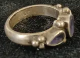 Set zilveren oorbellen met blauwe steentjes en ring met paarse steentjes – foto 8 – kavel bij De Kringwinkel, Turnhout